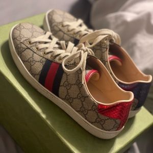 Women Gucci shoes size 38 which is an 8 in women